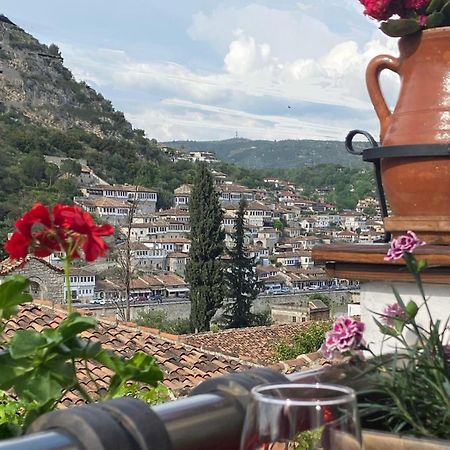 Oda E Skulptorit-Unesco Quarter Berat Exterior foto