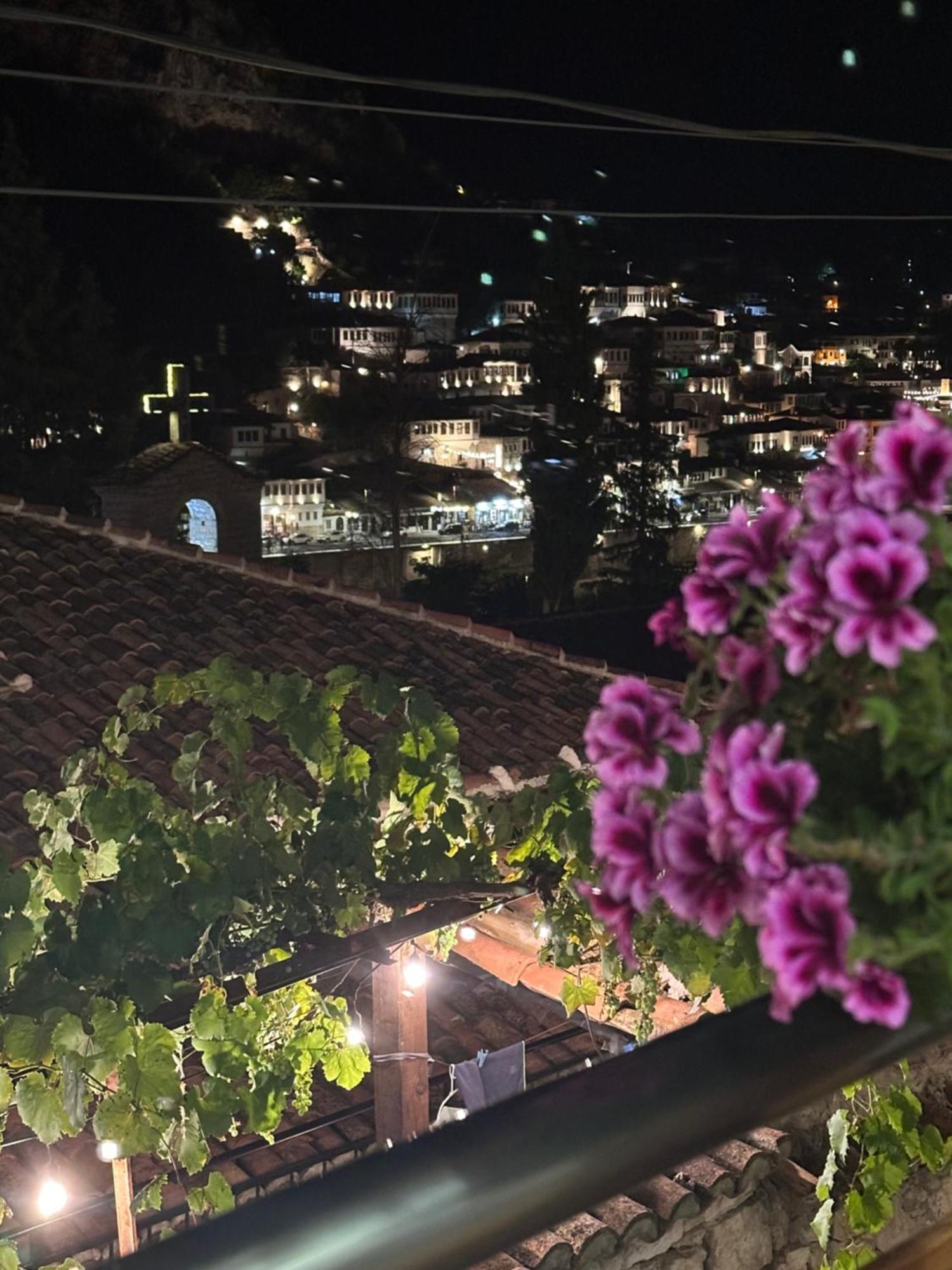 Oda E Skulptorit-Unesco Quarter Berat Exterior foto