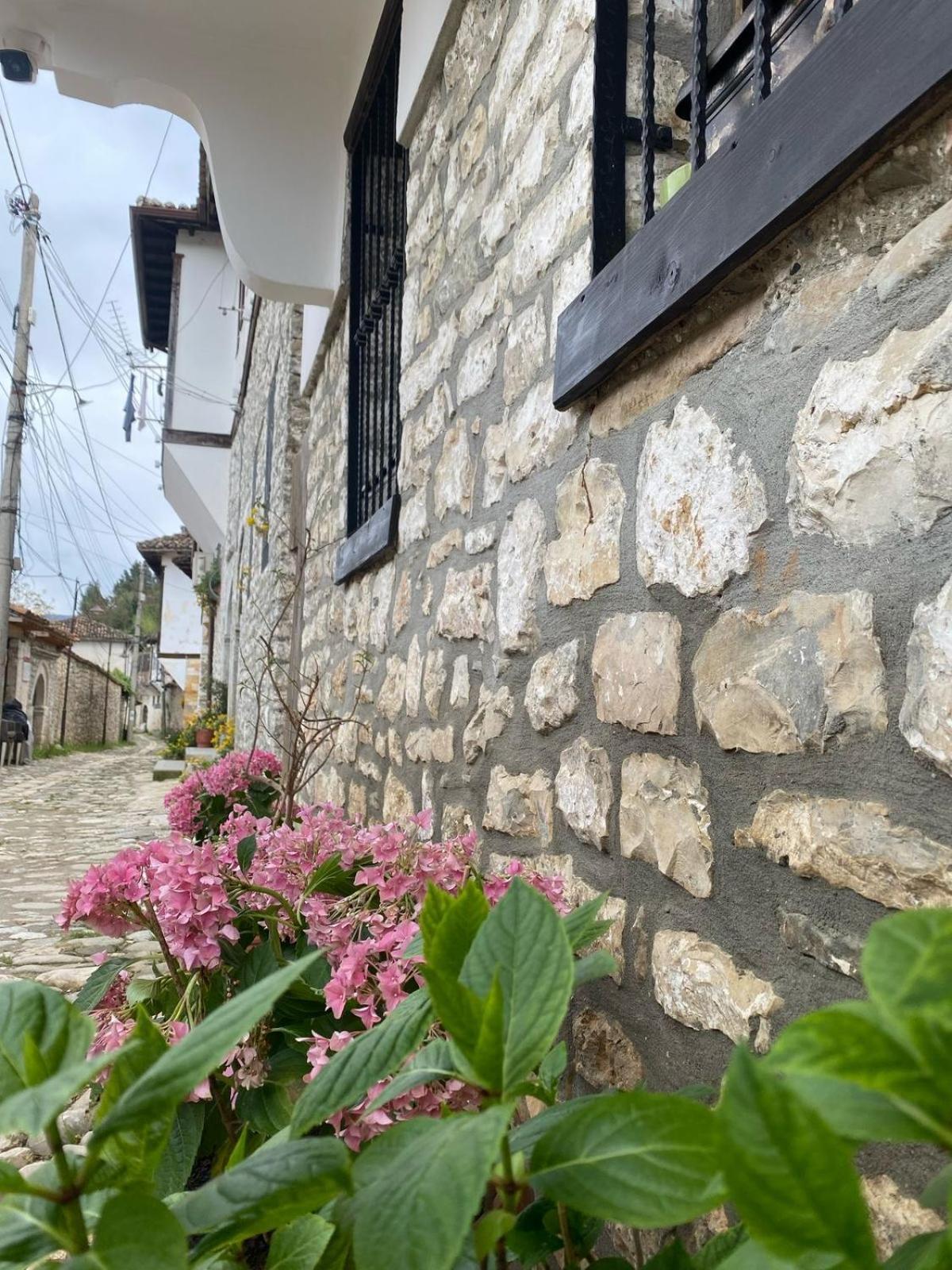Oda E Skulptorit-Unesco Quarter Berat Exterior foto