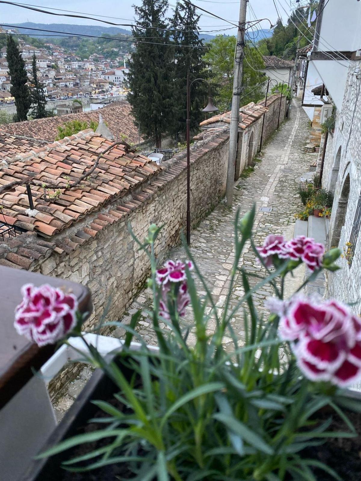 Oda E Skulptorit-Unesco Quarter Berat Exterior foto