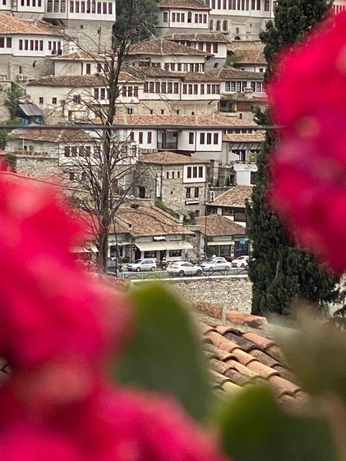 Oda E Skulptorit-Unesco Quarter Berat Exterior foto